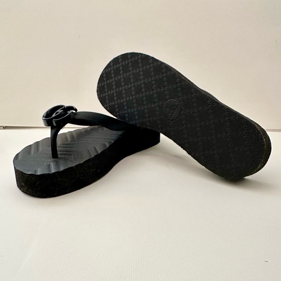 GUCCI Pascar Flip Flops in Chevron Rubber Black - Picture 4 of 15